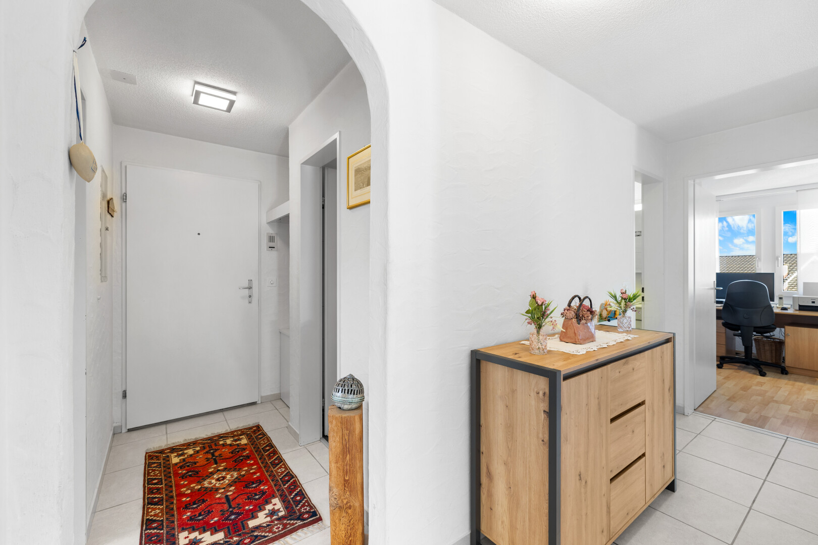 halle / korridor mit bürobereich, inside property, tile floor, fliesenboden, und light floor