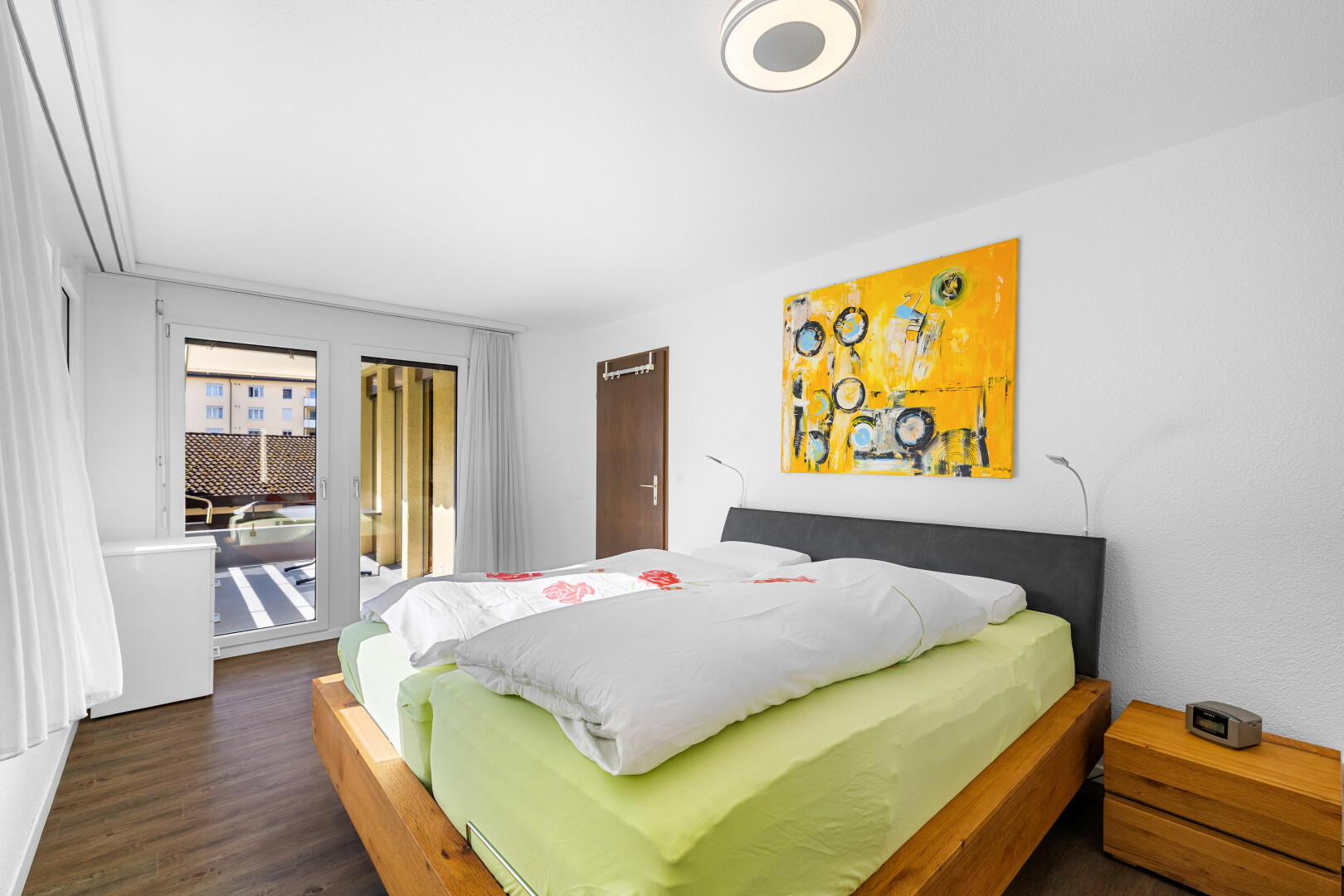 zimmer / schlafzimmer mit außenzugang, inside property, holzfußboden, wood finish floor, und natürliches licht
