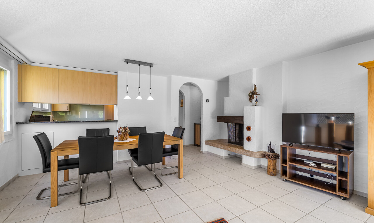 wohn- / esszimmer mit gewölbte gehwege, light floor, fernseher, inside property, und gipskartonwand