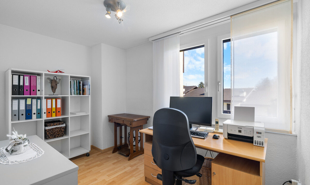 büro mit fernseher, wood finish floor, holzfußboden, inside property, und light floor