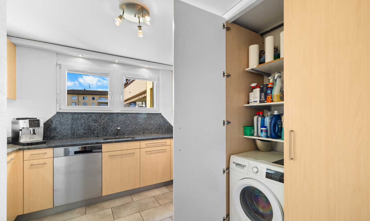 küche mit tumbler, hellbraune schränke, light brown cabinets, geschirrspülmaschine, und dark countertops