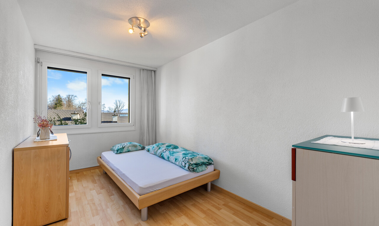 zimmer / schlafzimmer mit day time, holzfußboden, wood finish floor, inside property, und natürliches licht