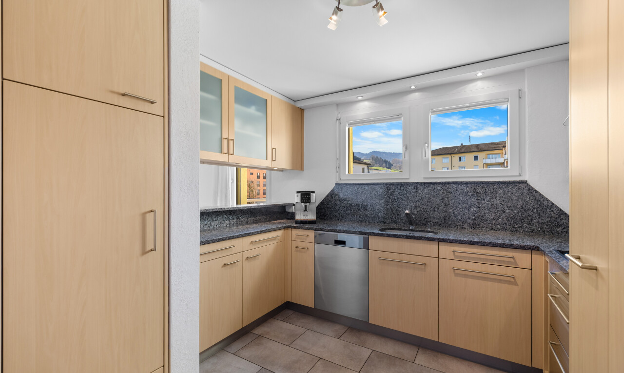 küche mit hellbraune schränke, light brown cabinets, schränke mit glastüren, glass insert cabinets, und dark countertops