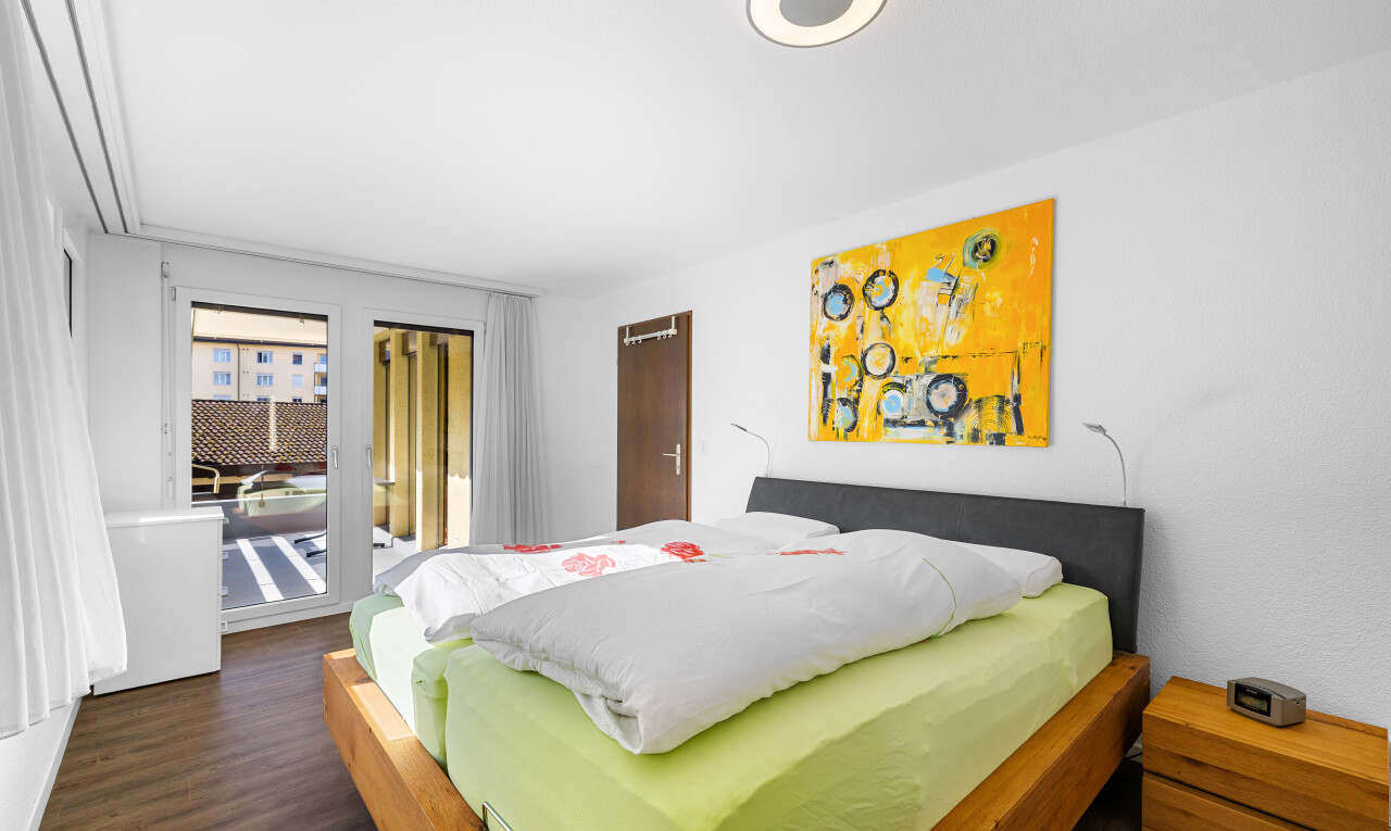 zimmer / schlafzimmer mit außenzugang, inside property, holzfußboden, wood finish floor, und natürliches licht