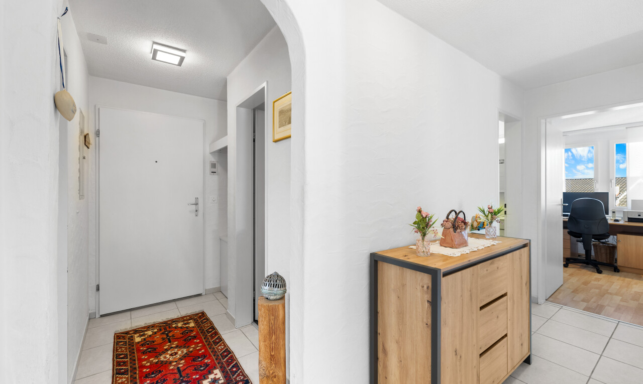 halle / korridor mit bürobereich, inside property, tile floor, fliesenboden, und light floor