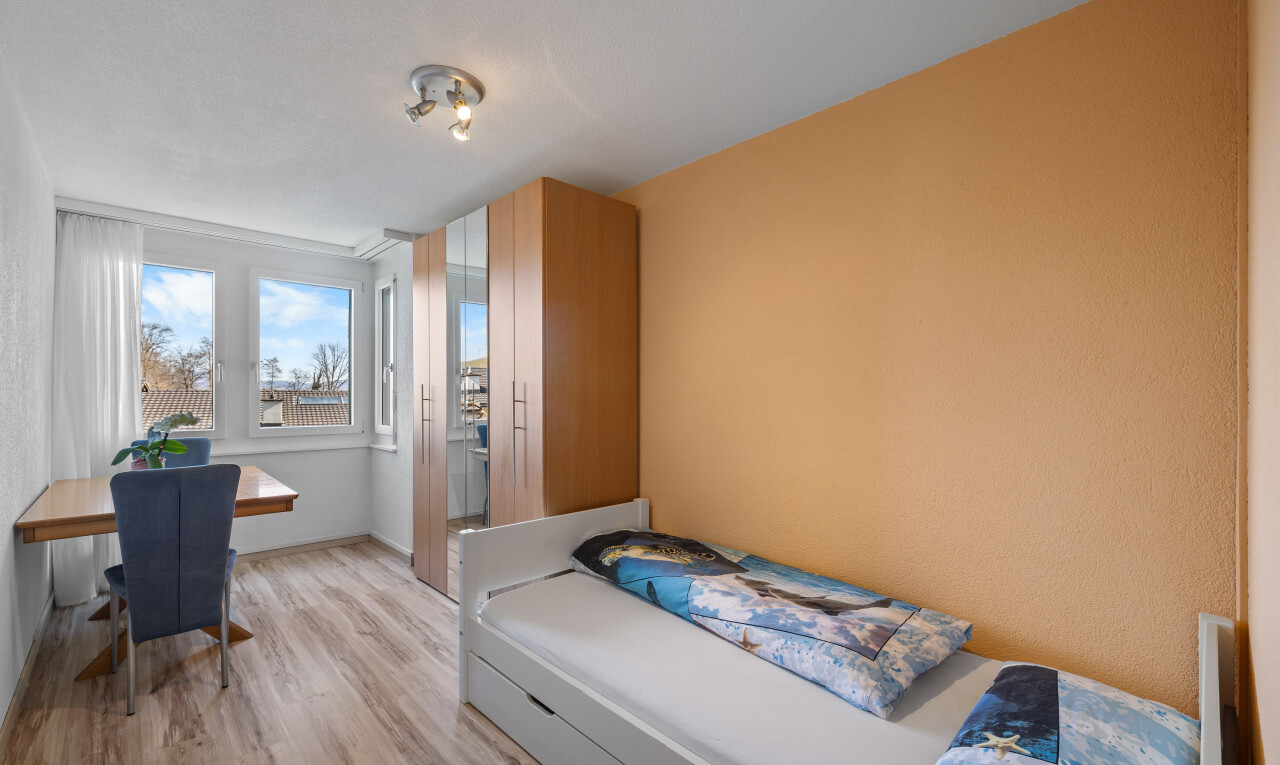 zimmer / schlafzimmer mit day time, inside property, holzfußboden, wood finish floor, und natürliches licht