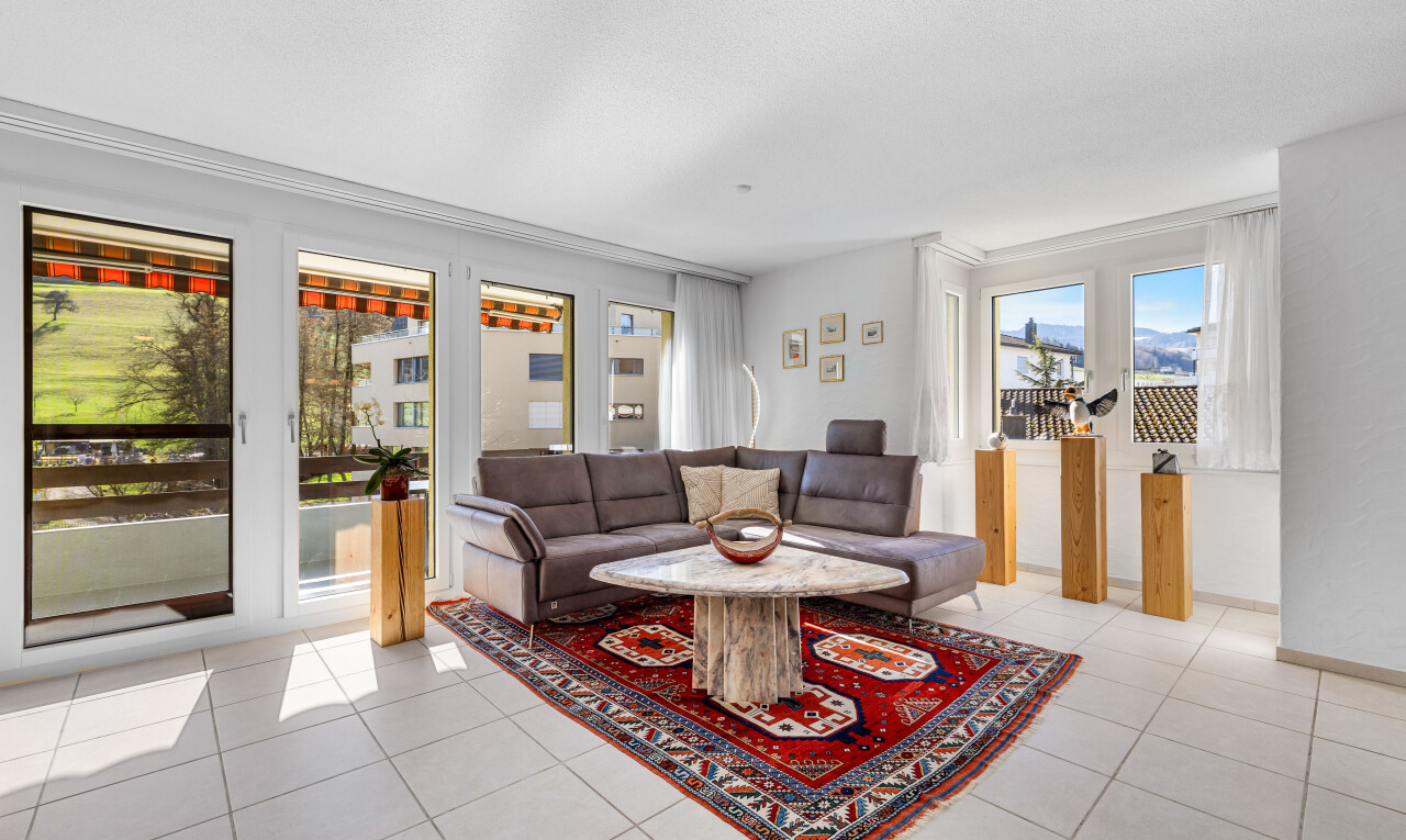 wohnzimmer mit day time, inside property, natürliches licht, natural light, und gipskartonwand