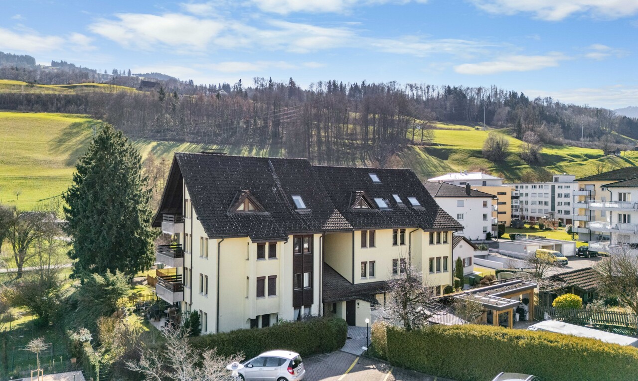 außenansicht mit stuckverkleidung und day time