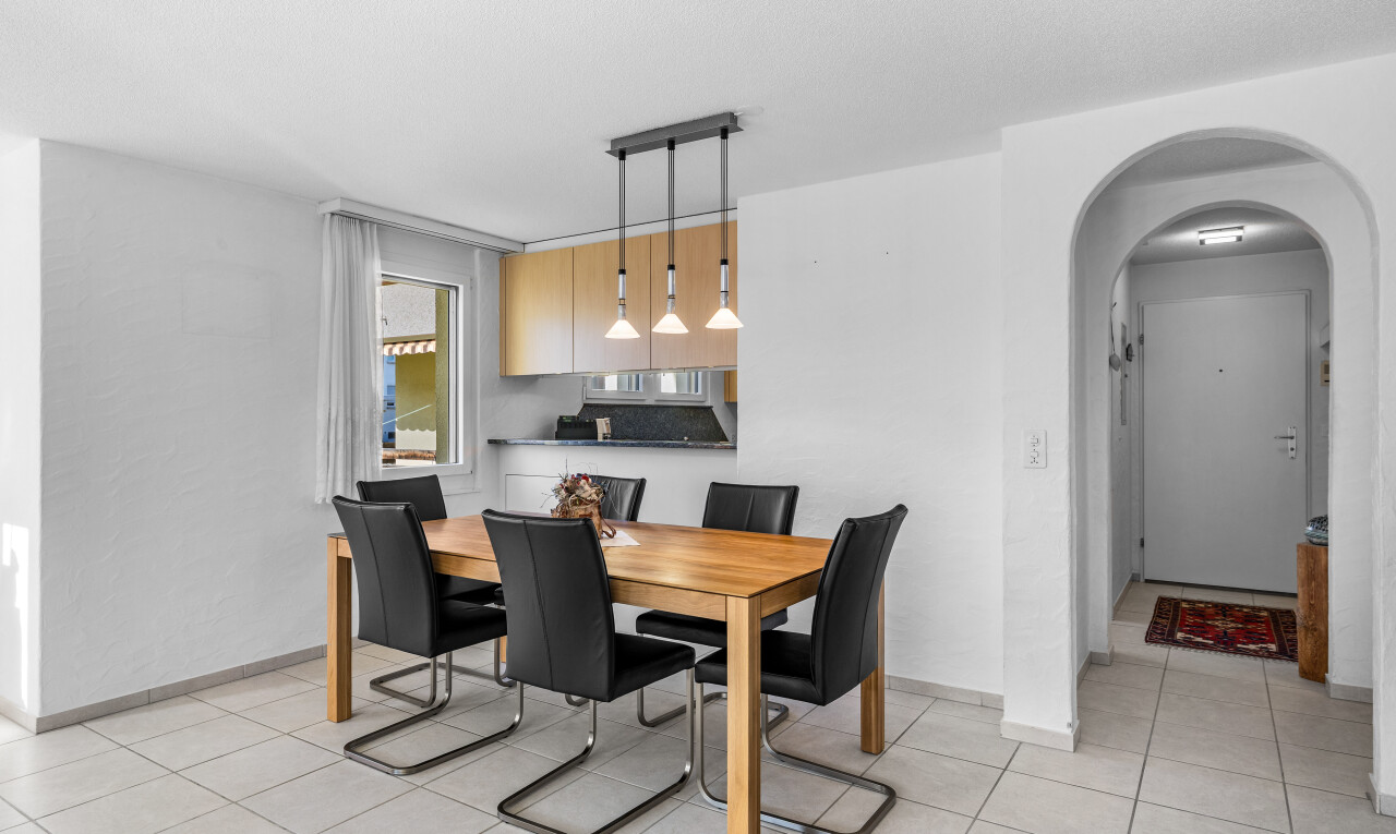 esszimmer mit gewölbte gehwege, inside property, light floor, natürliches licht, und natural light