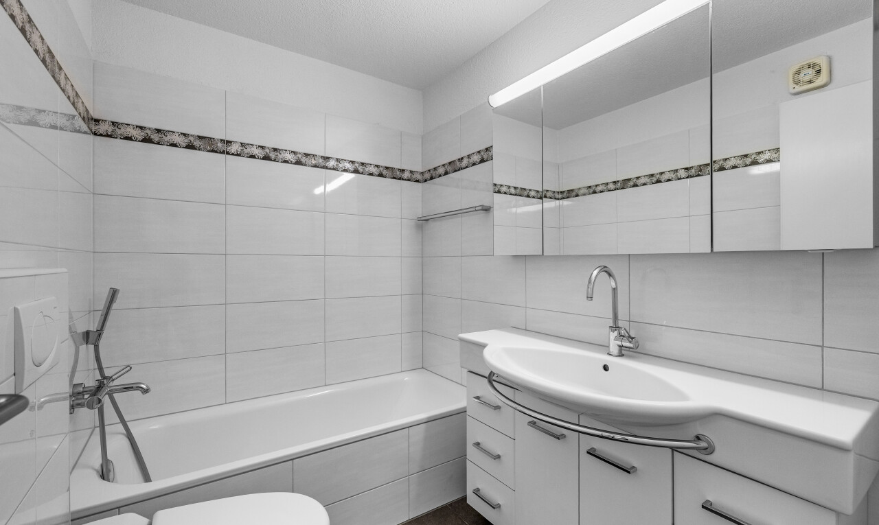 bad mit fliesenwand, tile wall, dark floor, komplettes badezimmer, und spiegel