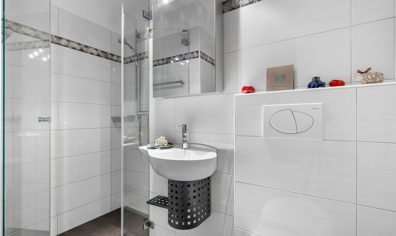 bad mit fliesenwand, tile wall, spiegel, komplettes badezimmer, und dusche