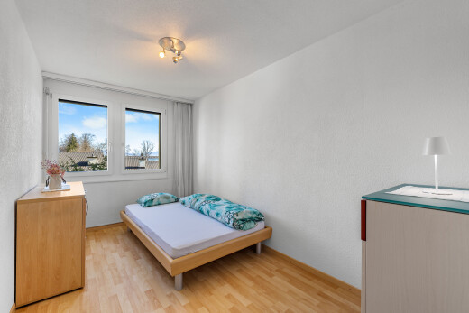 zimmer / schlafzimmer mit day time, holzfußboden, wood finish floor, inside property, und natürliches licht