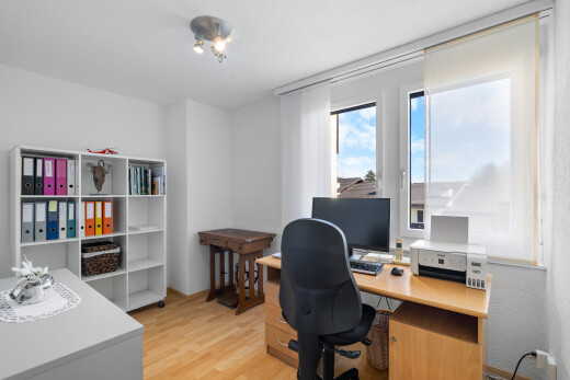 büro mit fernseher, wood finish floor, holzfußboden, inside property, und light floor
