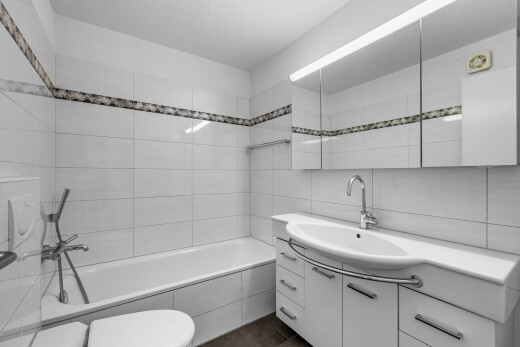 bad mit fliesenwand, tile wall, dark floor, komplettes badezimmer, und spiegel