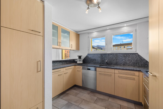 küche mit hellbraune schränke, light brown cabinets, schränke mit glastüren, glass insert cabinets, und dark countertops