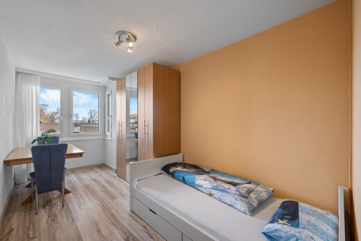 zimmer / schlafzimmer mit day time, inside property, holzfußboden, wood finish floor, und natürliches licht