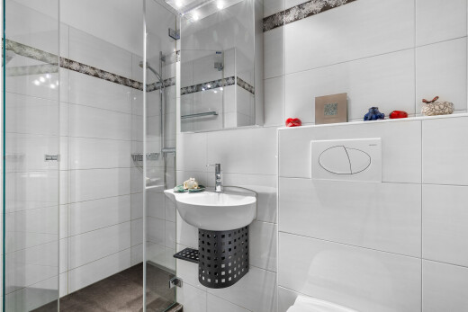 bad mit fliesenwand, tile wall, spiegel, komplettes badezimmer, und dusche