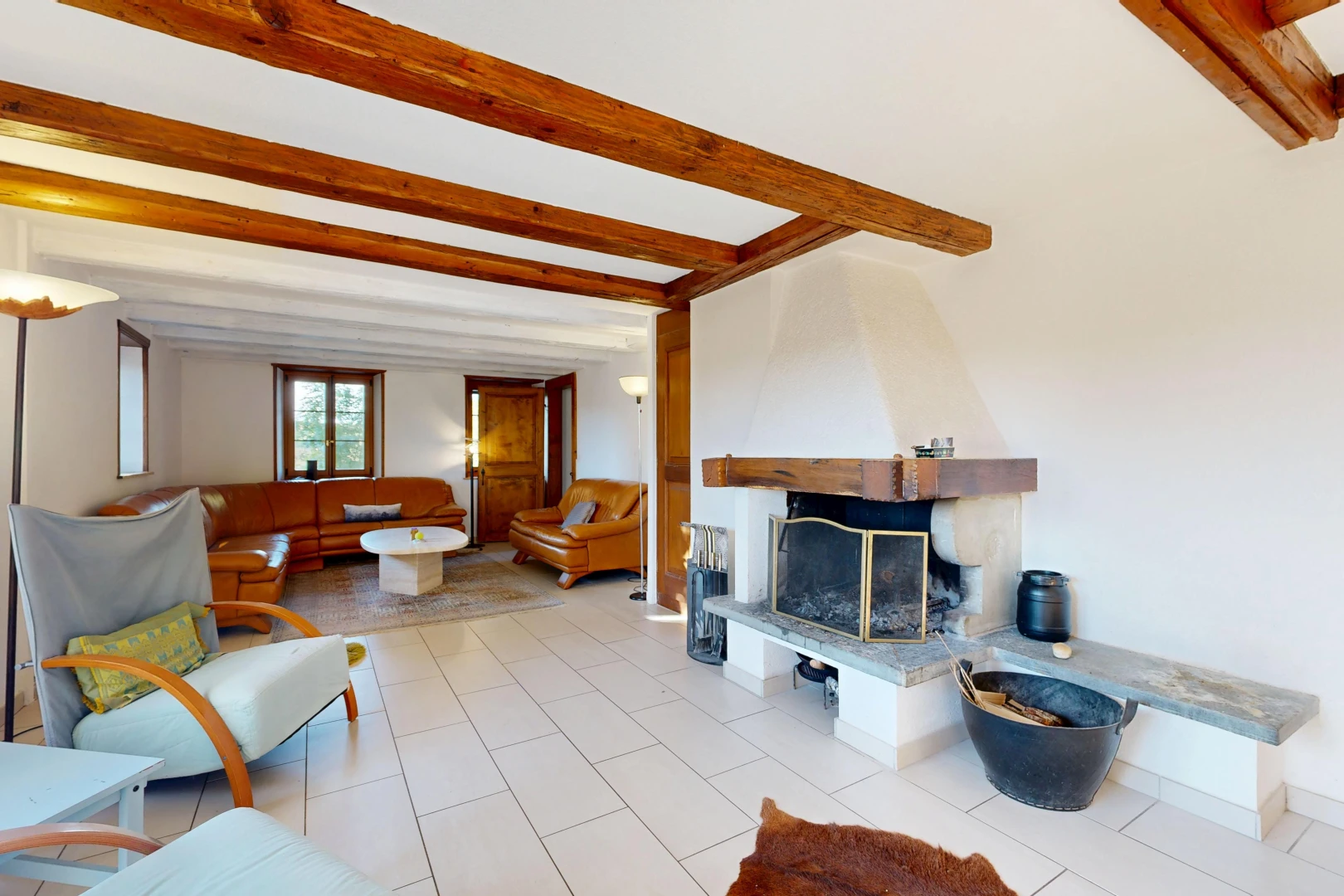 salon avec plafond à poutres, beamed ceiling, cheminée, high end ceiling, et cloison sèche