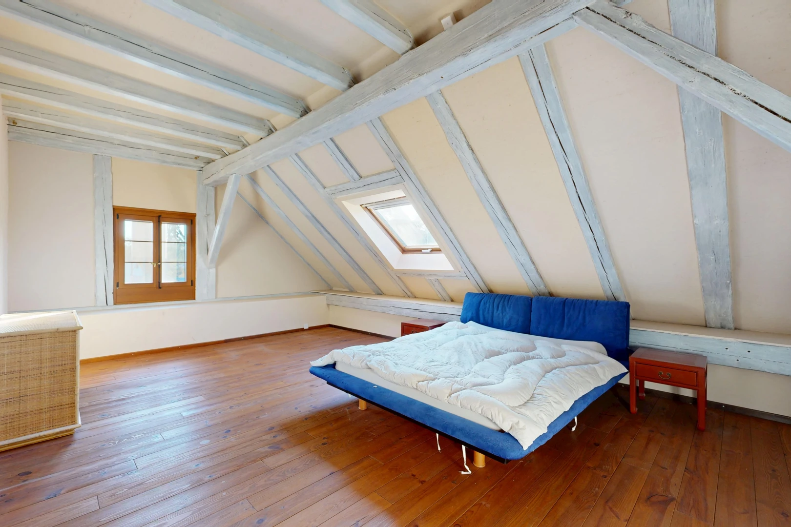 chambre avec plafond à poutres, beamed ceiling, hardwood floor, puits de lumière, et pièce supplémentaire