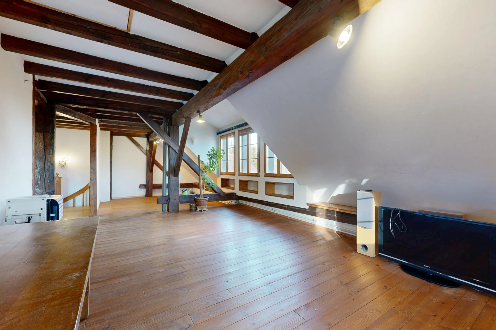pièce vide avec plafond à poutres, beamed ceiling, sol en finition bois, wood finish floor, et high end ceiling