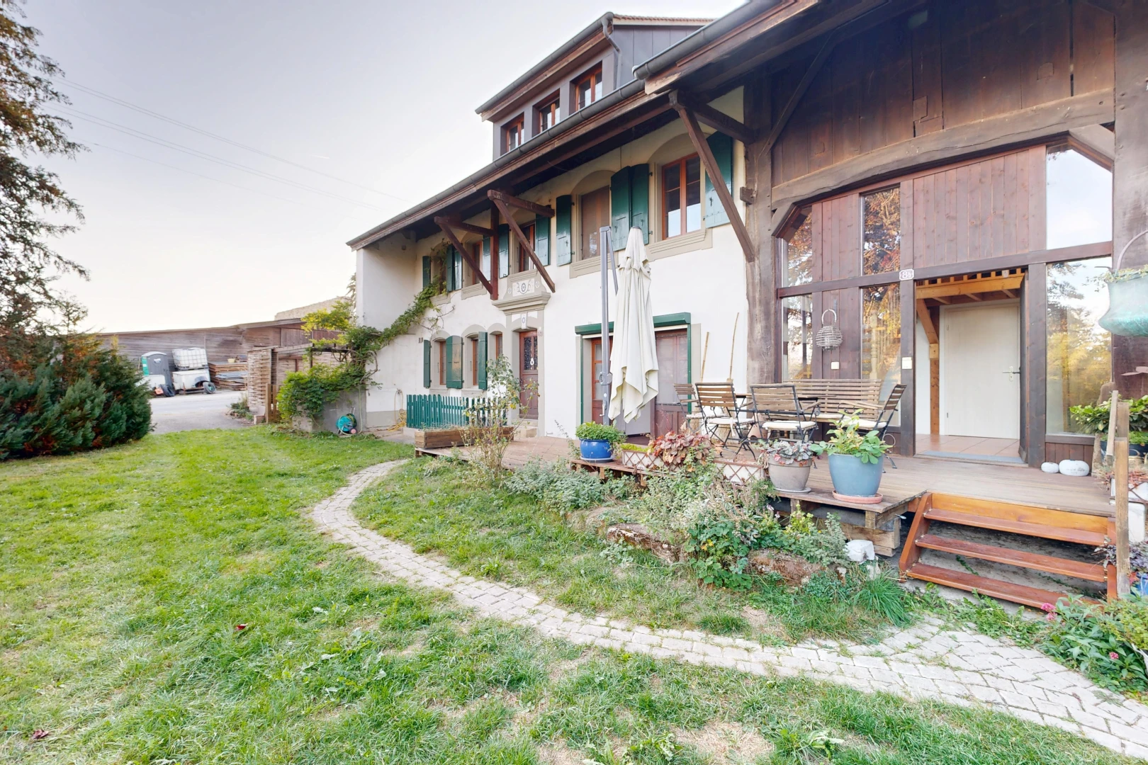 façade avec pelouse, terrasse, et balcon