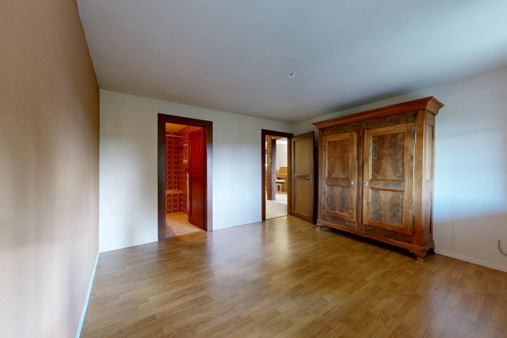 pièce vide avec cloison sèche, drywall, inside property, sol en finition bois, et wood finish floor