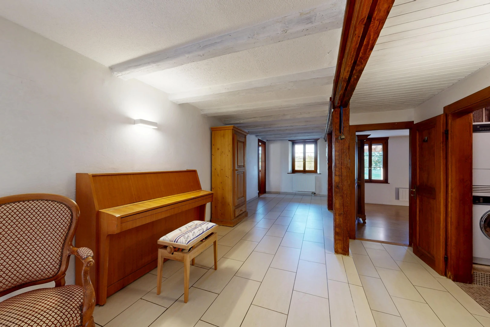 couloir avec cloison sèche, drywall, light floor, inside property, et plafond à poutres