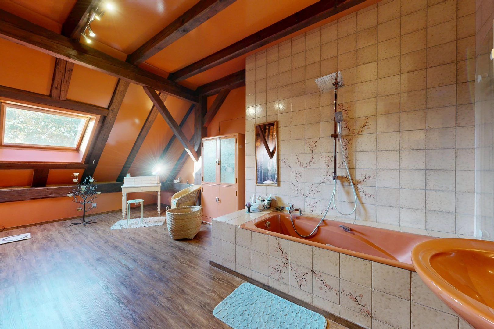 salle de bains avec plafond à poutres, beamed ceiling, salle de bain complète, éclairage sur rail, et inside property