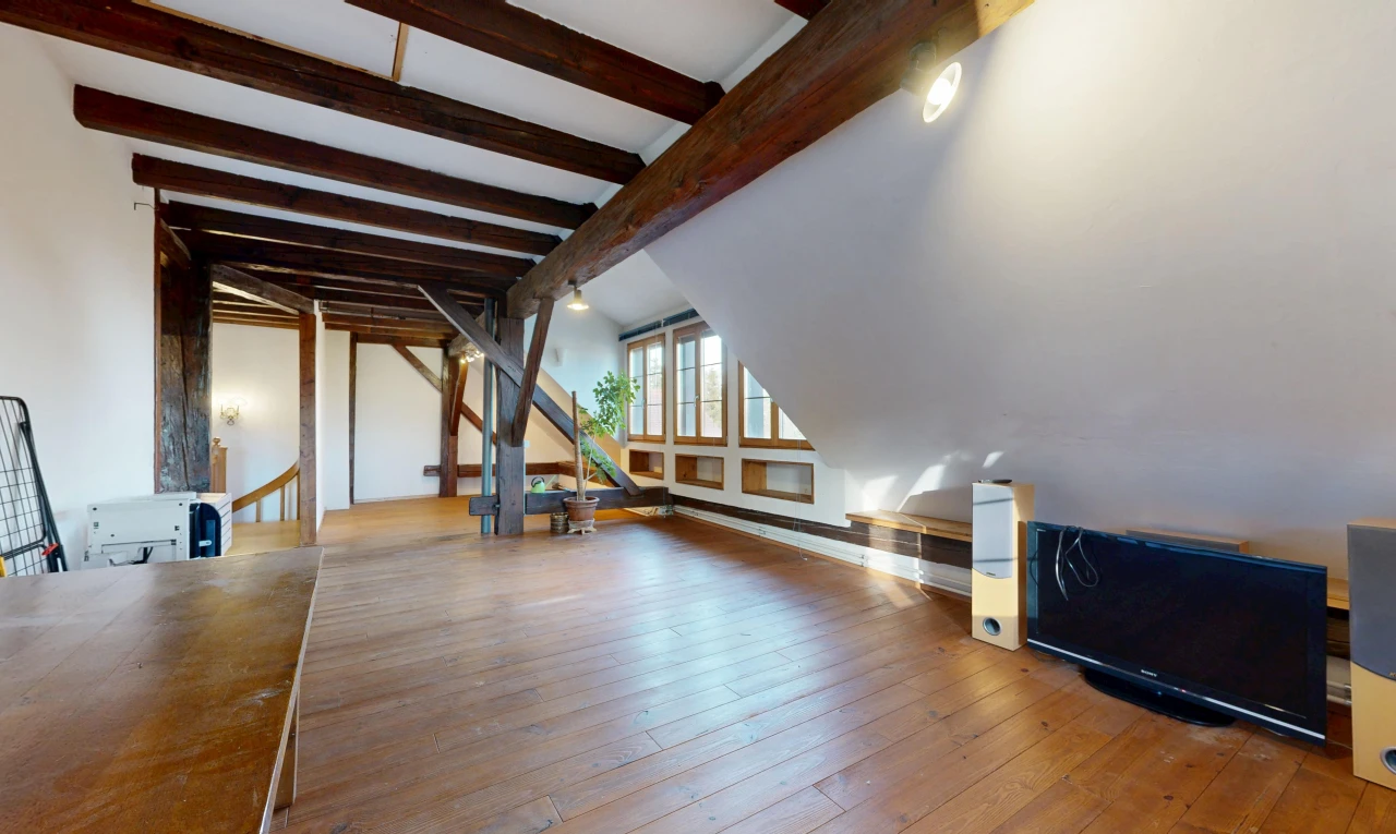 pièce vide avec plafond à poutres, beamed ceiling, sol en finition bois, wood finish floor, et high end ceiling