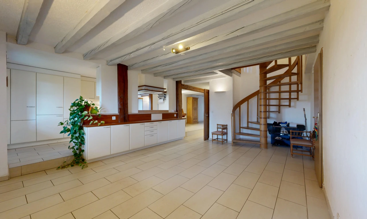 espace intérieur avec escaliers, plafond à poutres, beamed ceiling, high end ceiling, et light floor