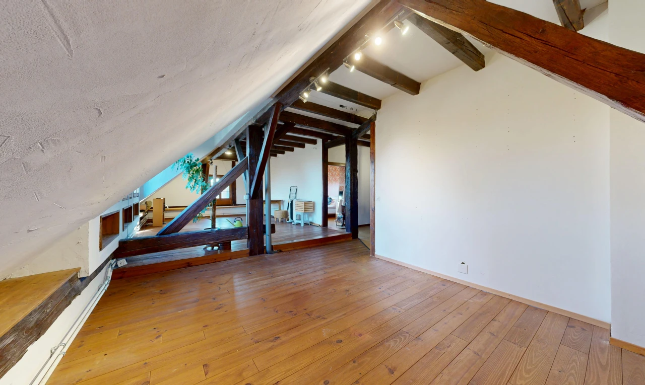 pièce vide avec sol en finition bois, wood finish floor, plafond voûté, vaulted ceiling, et hardwood floor