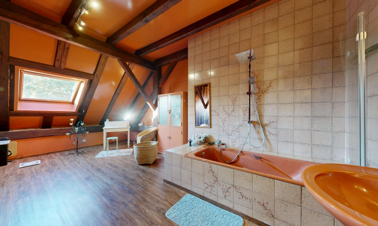 salle de bains avec plafond à poutres, beamed ceiling, salle de bain complète, éclairage sur rail, et inside property