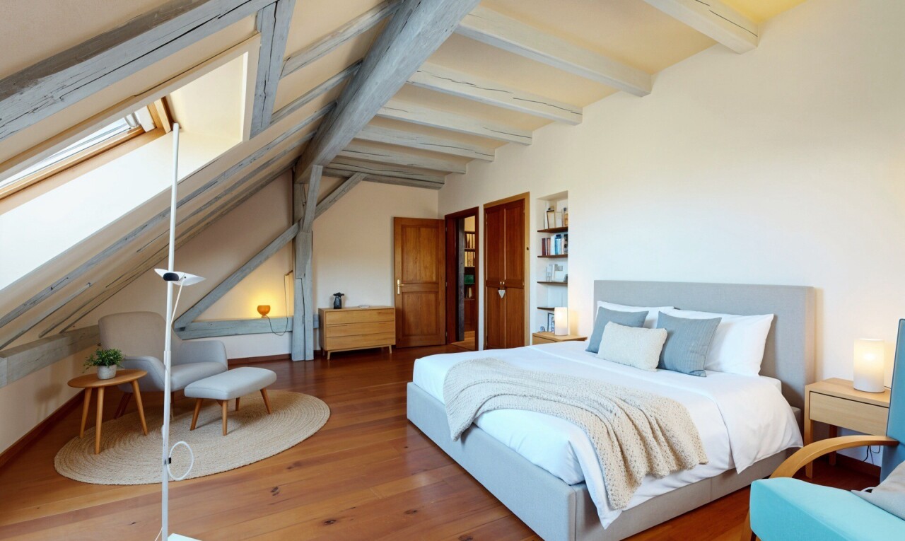 chambre avec wood finish floor, sol en finition bois, beamed ceiling, plafond à poutres, et inside property