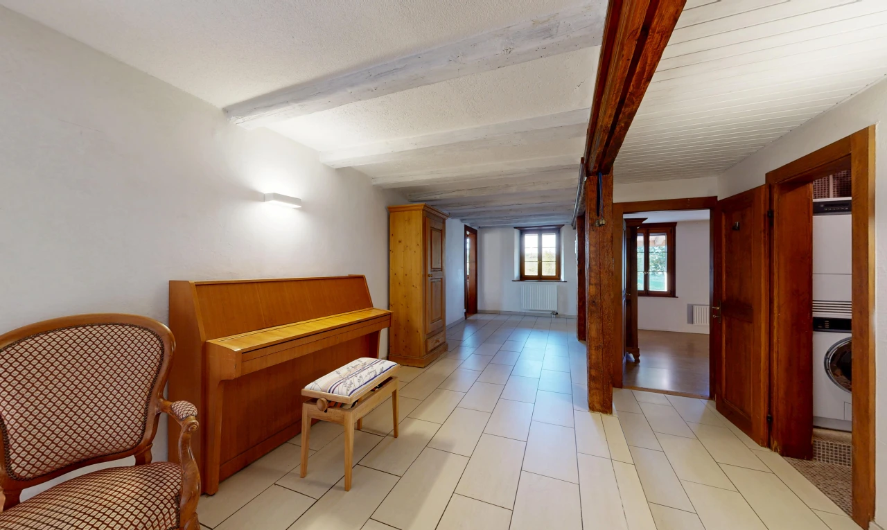 couloir avec cloison sèche, drywall, light floor, inside property, et plafond à poutres