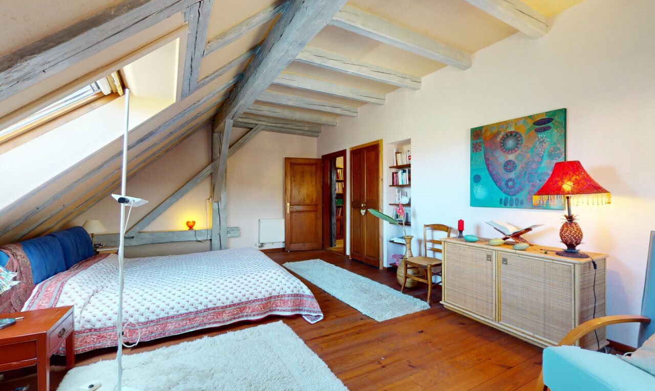 chambre avec wood finish floor, sol en finition bois, beamed ceiling, plafond à poutres, et inside property