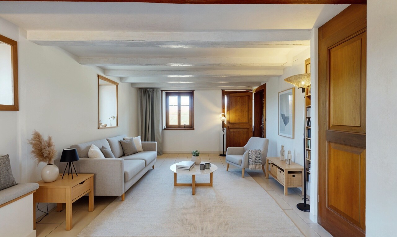 salon avec lumière naturelle, natural light, inside property, plafond à poutres, et beamed ceiling