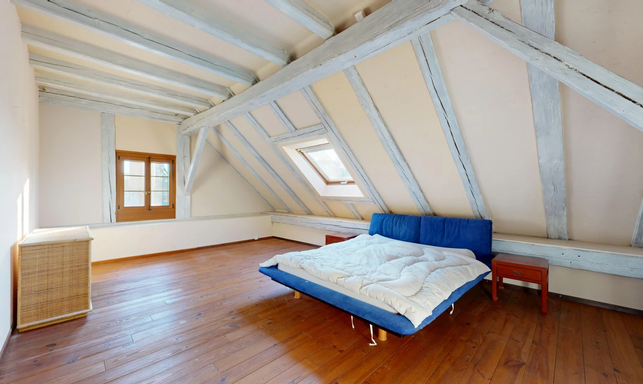 chambre avec plafond à poutres, beamed ceiling, hardwood floor, puits de lumière, et pièce supplémentaire