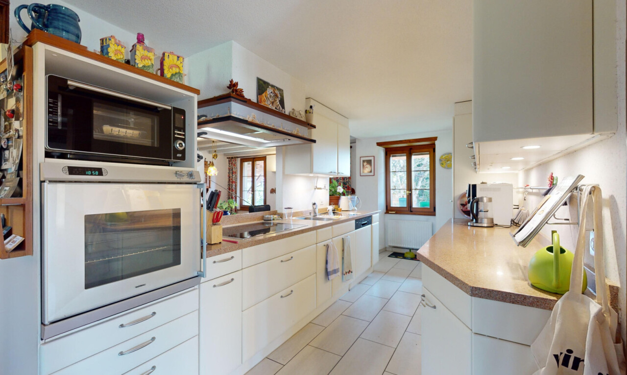cuisine avec four, micro-ondes, natural light, lumière naturelle, et armoires blanches