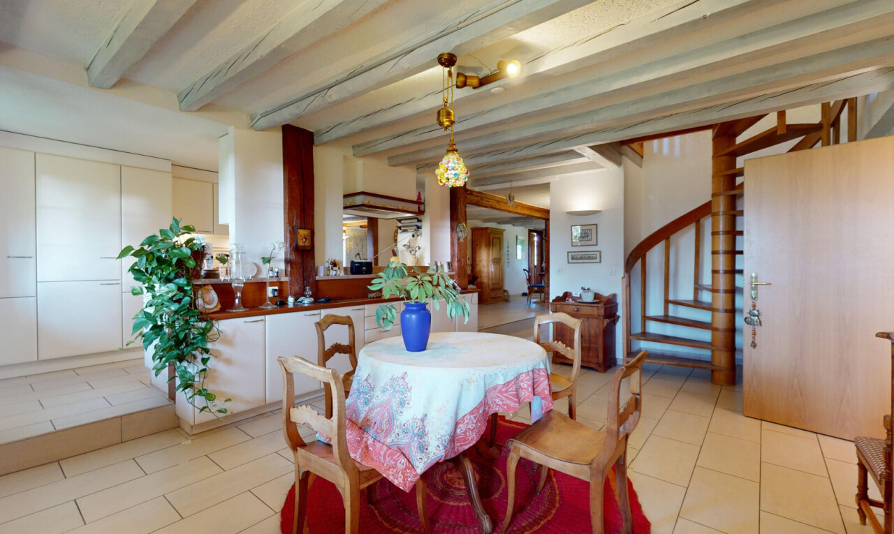 salle à manger avec inside property, beamed ceiling, plafond à poutres, escaliers, et tile floor
