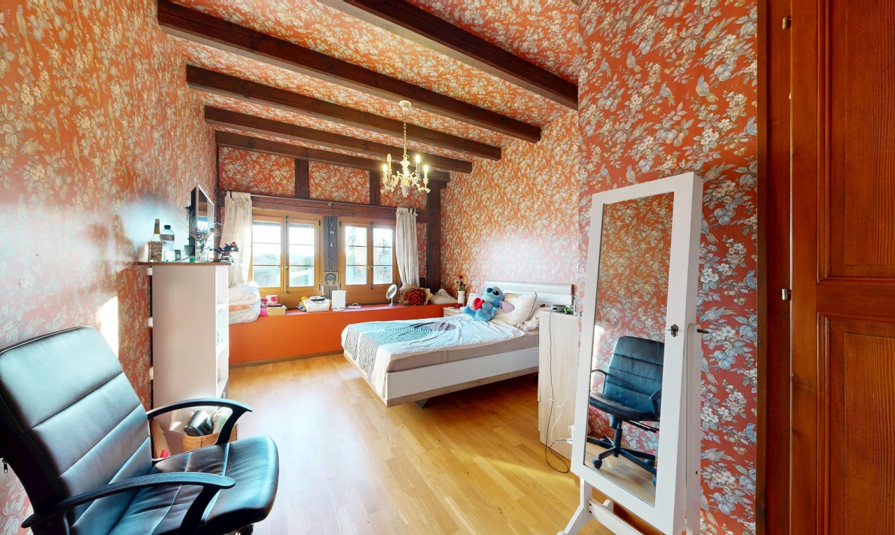 chambre avec mur en papier peint, wallpaper wall, plafond à poutres, beamed ceiling, et high end ceiling