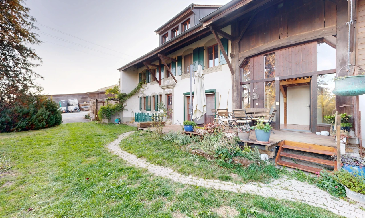 façade avec pelouse, terrasse, et balcon