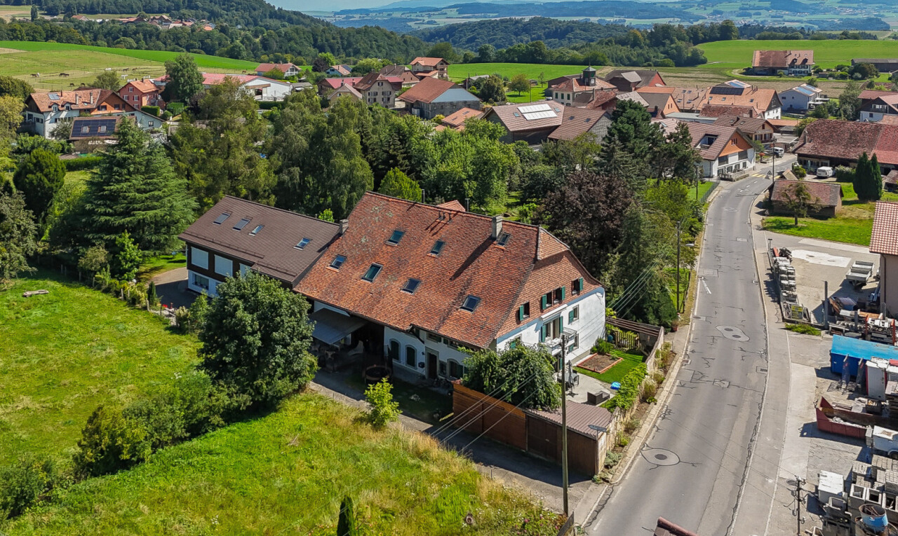 façade avec vue résidentielle, residential view, power lines view, et day time