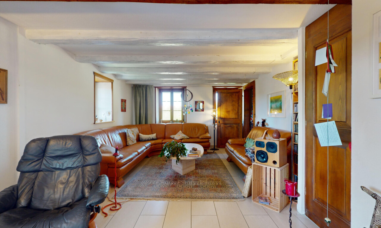 salon avec lumière naturelle, natural light, inside property, plafond à poutres, et beamed ceiling