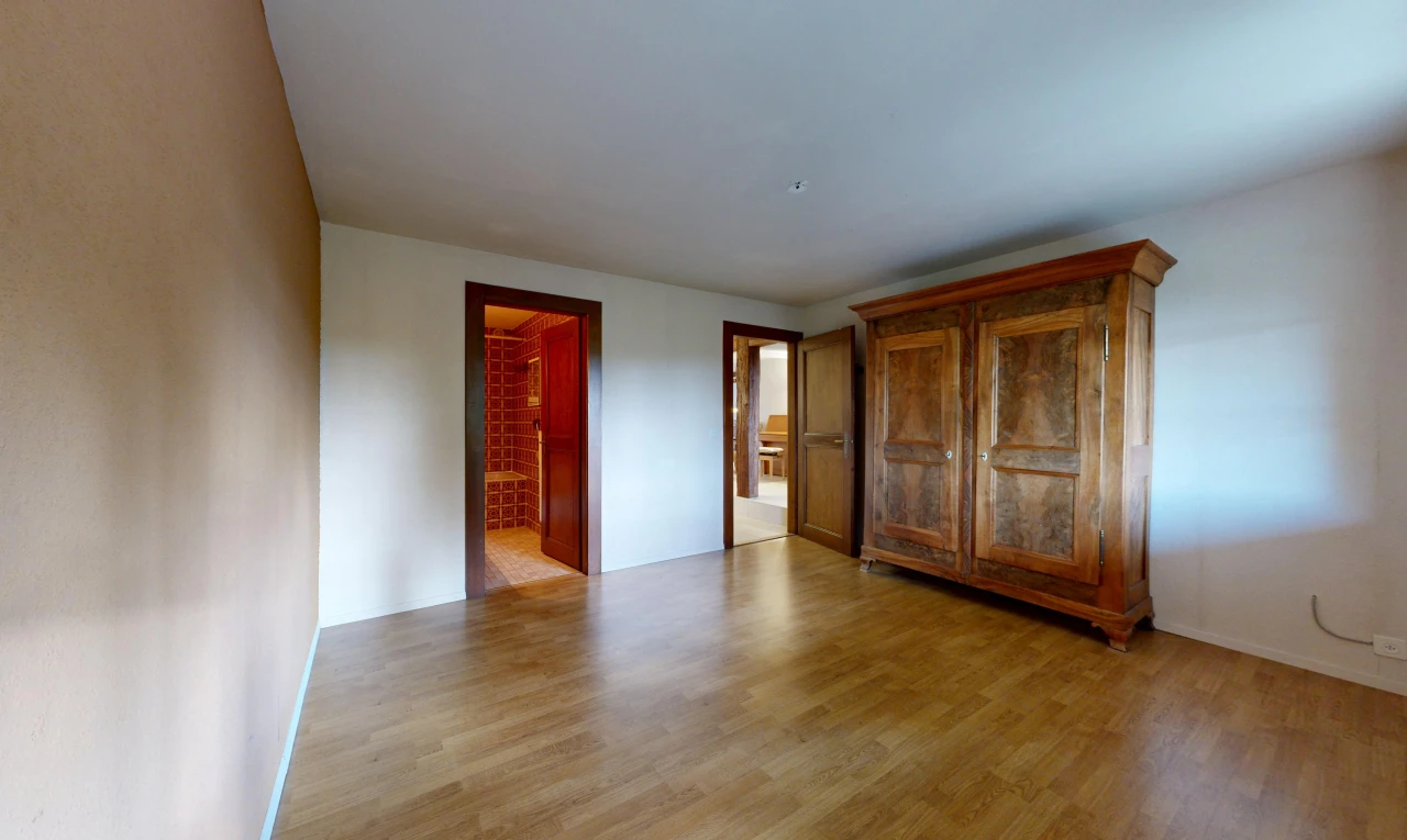 pièce vide avec cloison sèche, drywall, inside property, sol en finition bois, et wood finish floor