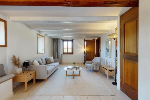 salon avec lumière naturelle, natural light, inside property, plafond à poutres, et beamed ceiling