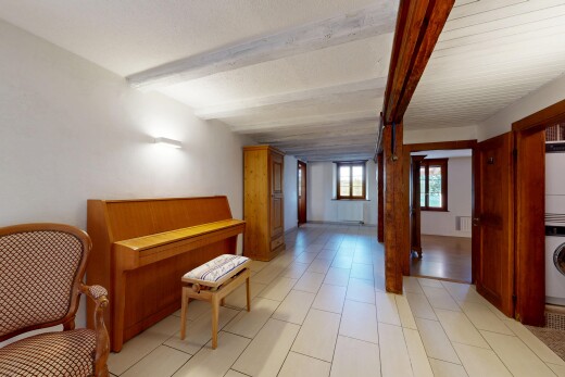 couloir avec cloison sèche, drywall, light floor, inside property, et plafond à poutres