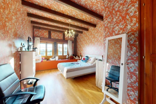chambre avec mur en papier peint, wallpaper wall, plafond à poutres, beamed ceiling, et high end ceiling