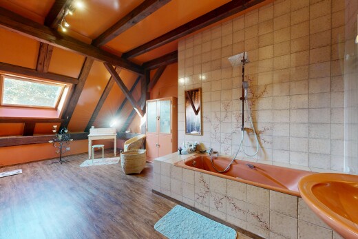 salle de bains avec plafond à poutres, beamed ceiling, salle de bain complète, éclairage sur rail, et inside property