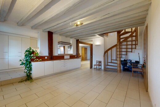 espace intérieur avec escaliers, plafond à poutres, beamed ceiling, high end ceiling, et light floor