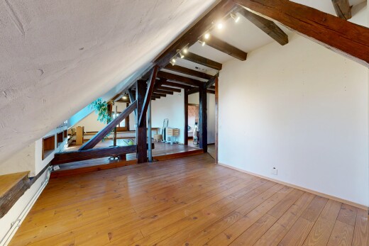 pièce vide avec sol en finition bois, wood finish floor, plafond voûté, vaulted ceiling, et hardwood floor